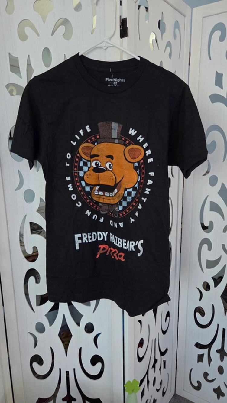 Five Nights at Freddy's Freddy Fazbear's Pizza Black Graphic Tee NWT